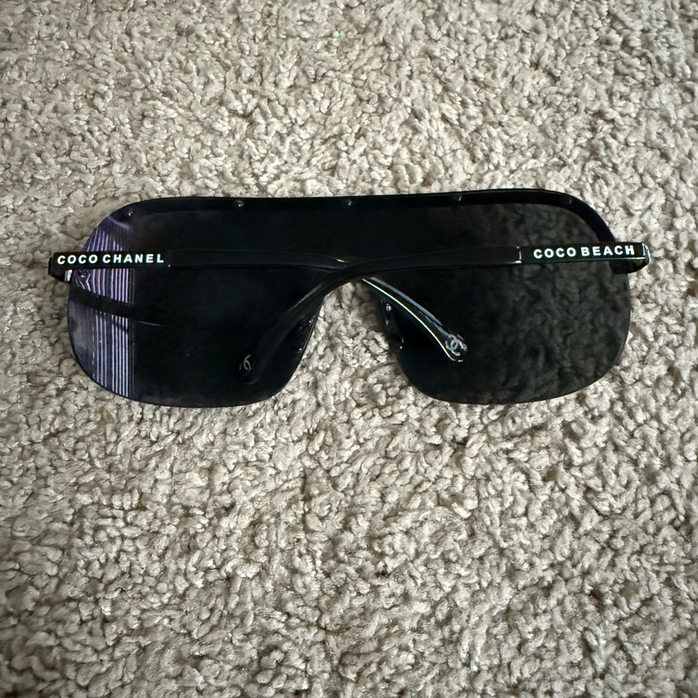 CHANEL Black Sunglasses with Quilted Case - Picture 2 of 4